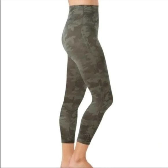 SPANX Pants - Spanx Look at Me Now Seamless Camo Cropped Leggings (M)